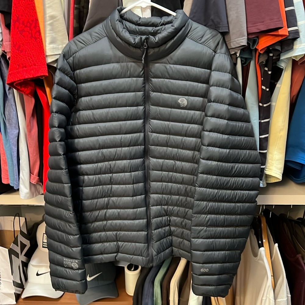 Mountain hardwear 600 navy/grey men’s down jacket.